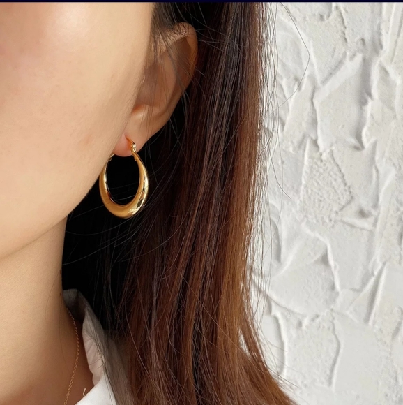 18K Gold Plated Hoop Earrings - Timeless and Stylish Accessory - Picture 1 of 3